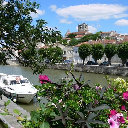 De Charme Et D'Eau Acomodação com café da manhã Saint-Savinien Exterior foto