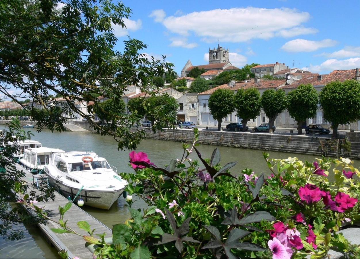 De Charme Et D'Eau Acomodação com café da manhã Saint-Savinien Exterior foto