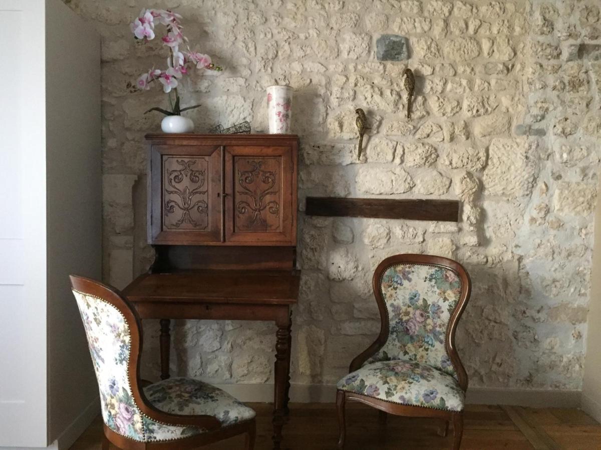 De Charme Et D'Eau Acomodação com café da manhã Saint-Savinien Exterior foto